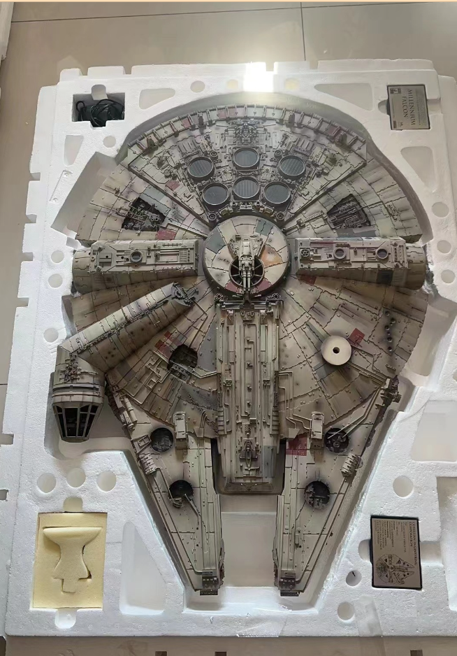 Master Replicas Millennium Falcon