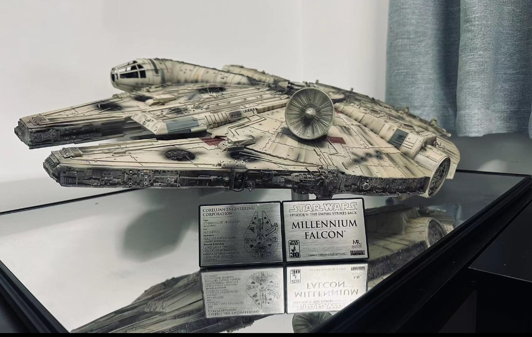 Master Replicas Millennium Falcon